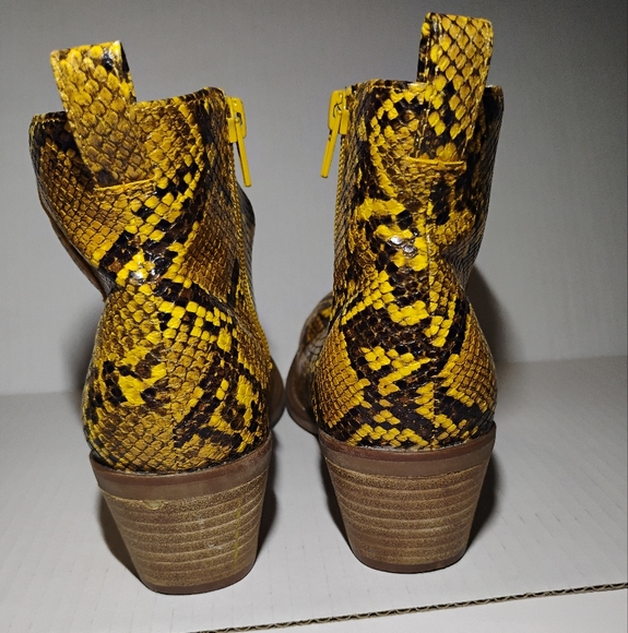 Code West Size 7M Yellow Snakeskin Boots - Picture 4 of 8